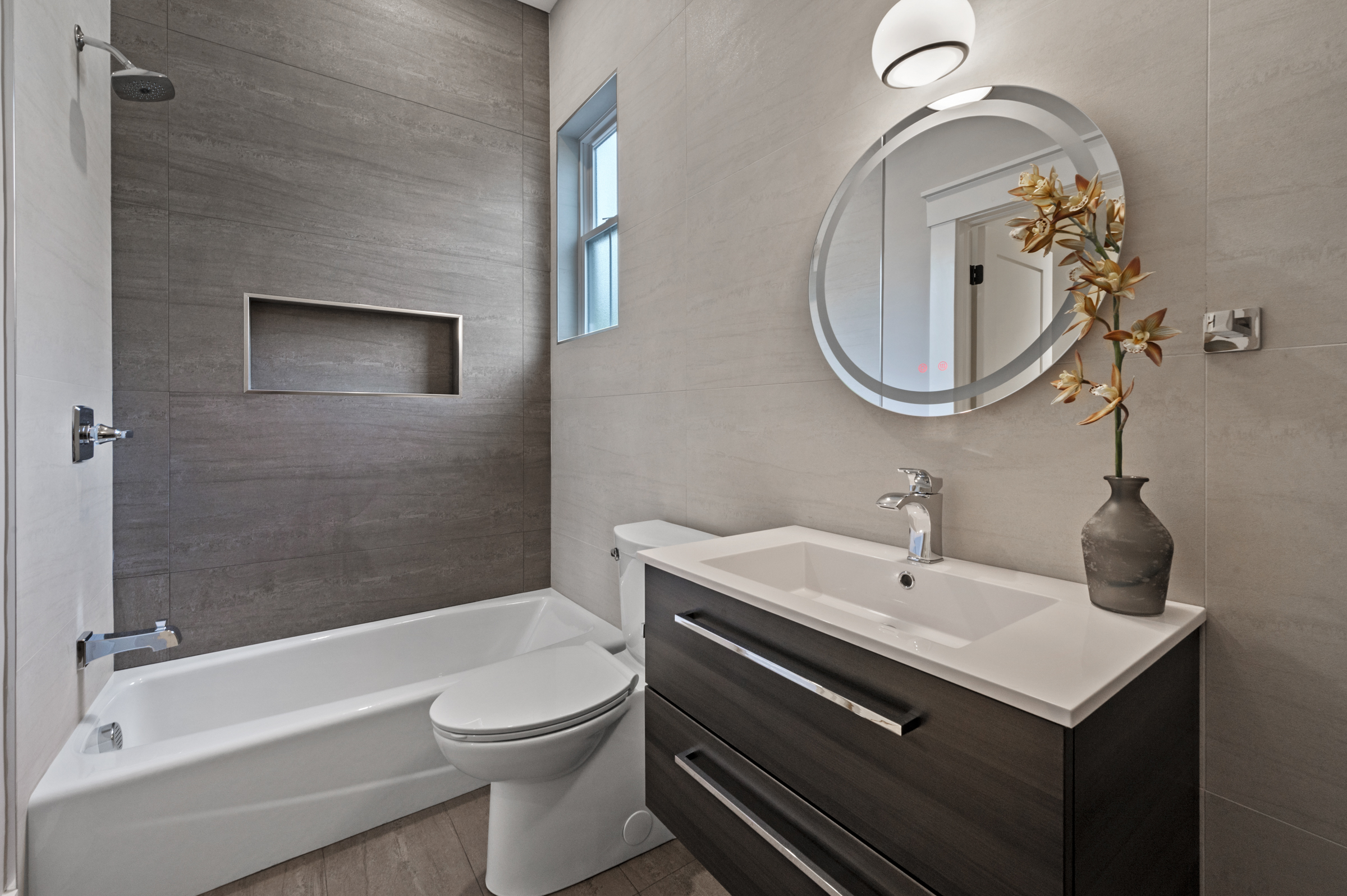 15Lucille_Bathroom040
