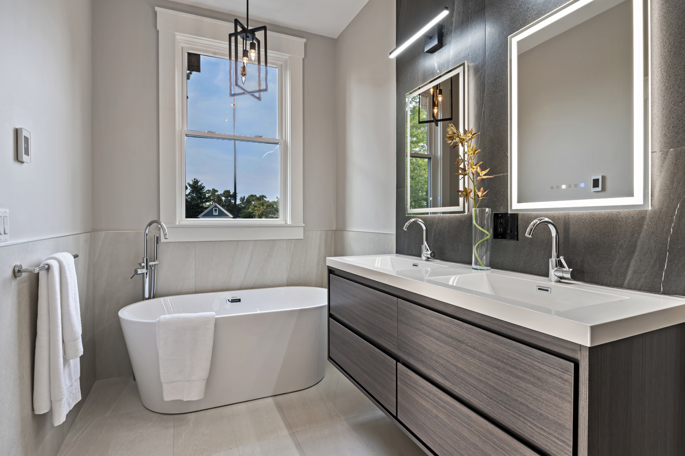 15Lucille_Bathroom052
