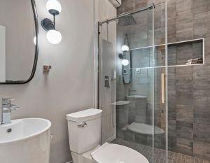 15Lucille_Bathroom067